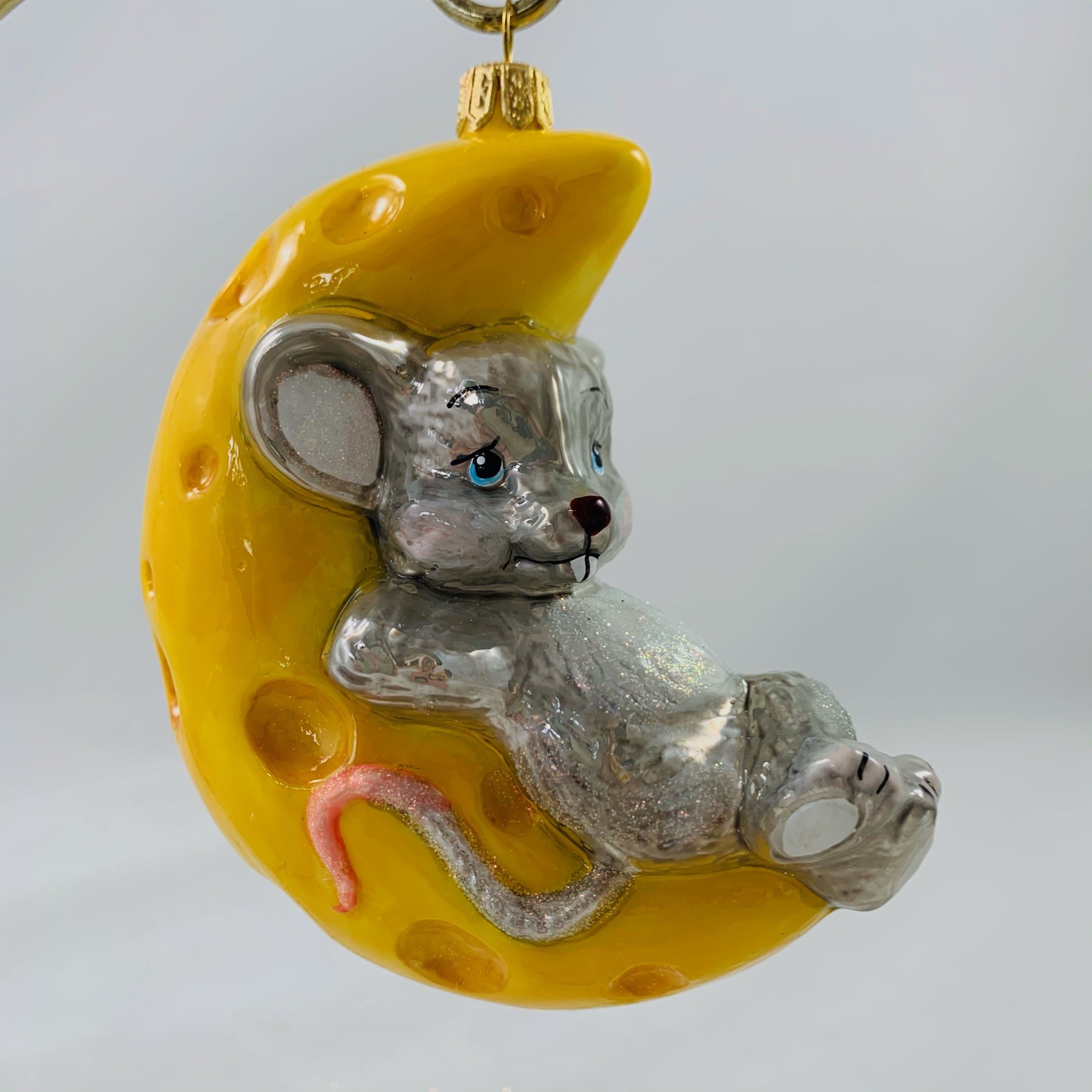 Weihnachtsschmuck - Maus mit Käse als Weihnachtskugel