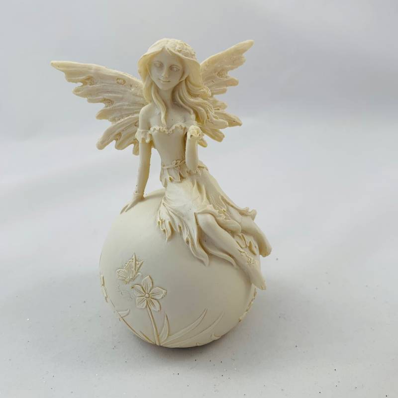 EmilaShop_Engel_Elfe_sitzend_Kugel_1