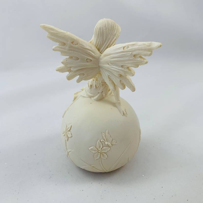 EmilaShop_Engel_Elfe_sitzend_Kugel_2