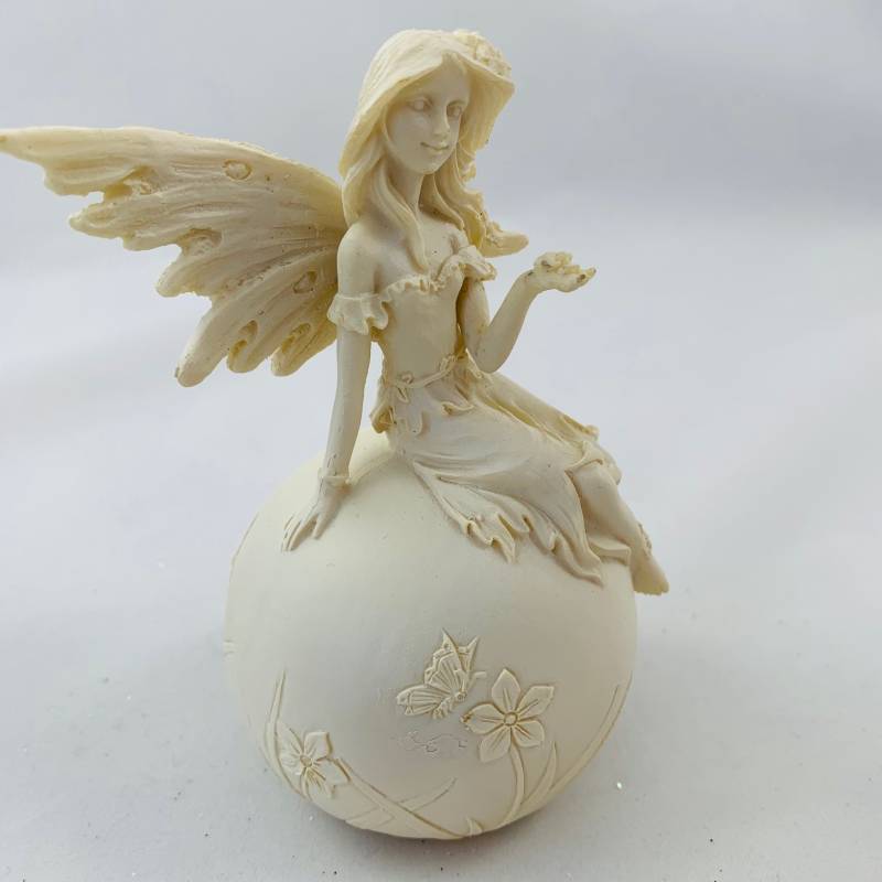 EmilaShop_Engel_Elfe_sitzend_Kugel_4