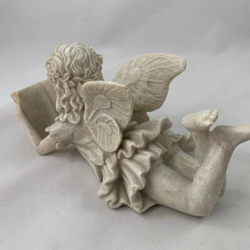 EmilaShop_Engel_Elfe_sitzend_Kugel_3